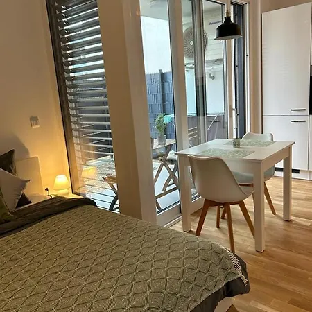 La Apartment *
